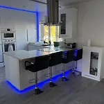 Spacious & Cozy With Open Kitchen Lounge