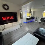 Spacious & Cozy With Open Kitchen Lounge