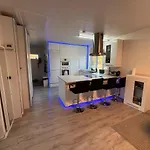 Spacious & Cozy With Open Kitchen Lounge *