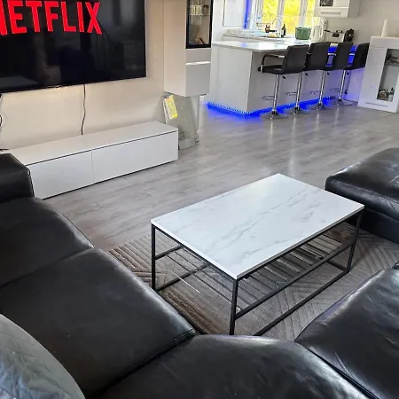 Spacious & Cozy With Open Kitchen Lounge Søborg