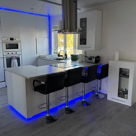 Spacious & Cozy With Open Kitchen Lounge