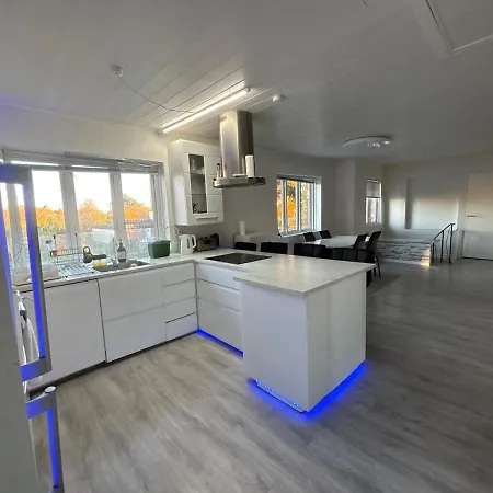 Spacious & Cozy With Open Kitchen Lounge