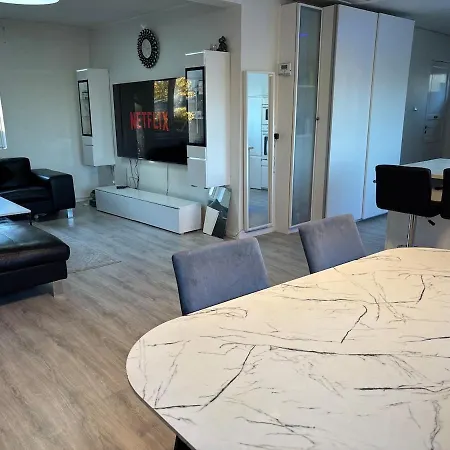Spacious & Cozy With Open Kitchen Lounge *
