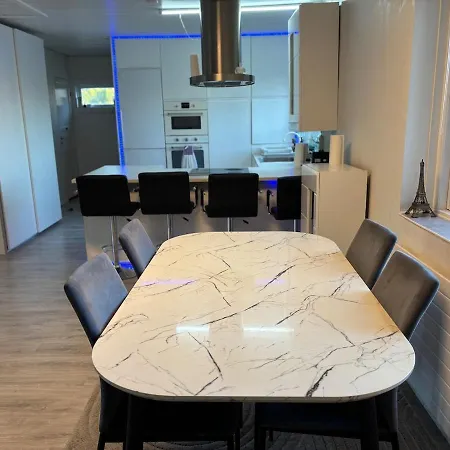 ヴィラ Spacious & Cozy With Open Kitchen Lounge *