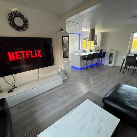 Spacious & Cozy With Open Kitchen Lounge