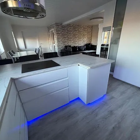 Spacious & Cozy With Open Kitchen Lounge