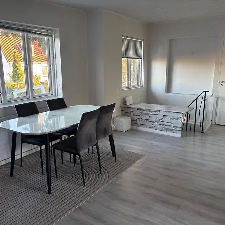 Spacious & Cozy With Open Kitchen Lounge *