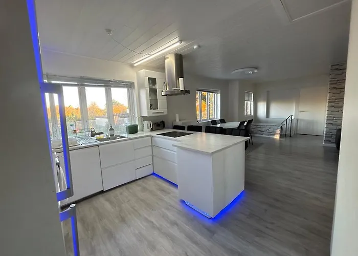 Spacious & Cozy With Open Kitchen Lounge