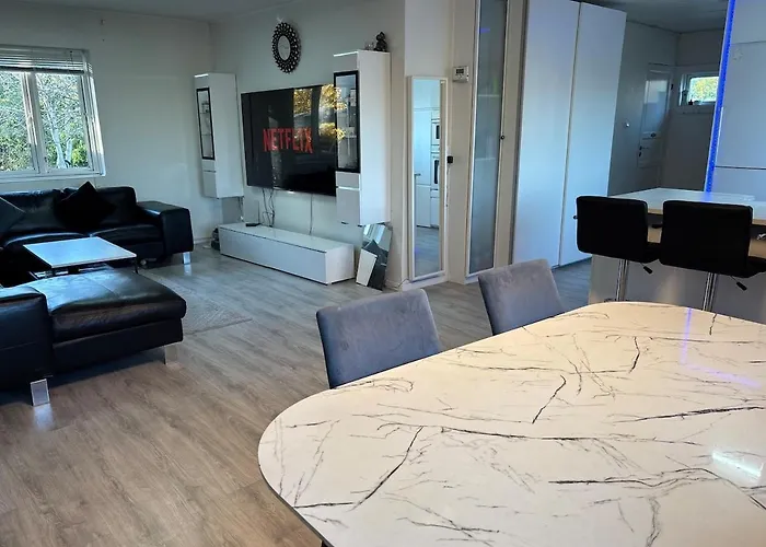Spacious & Cozy With Open Kitchen Lounge *