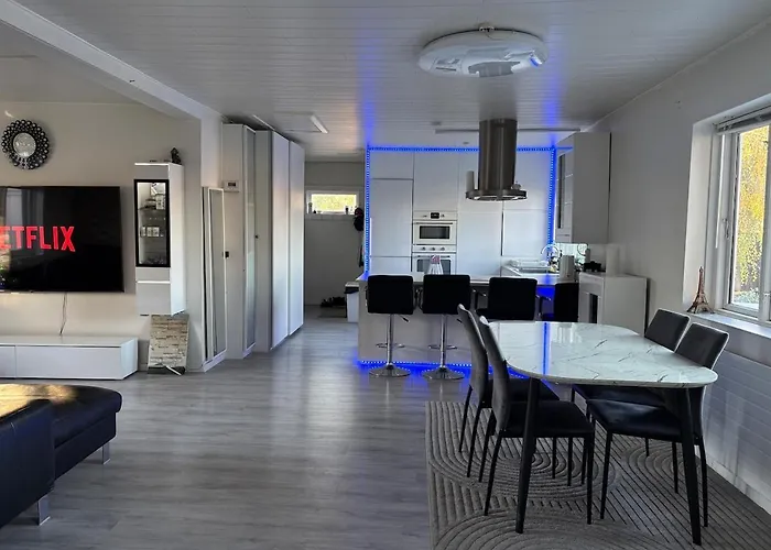 Spacious & Cozy With Open Kitchen Lounge