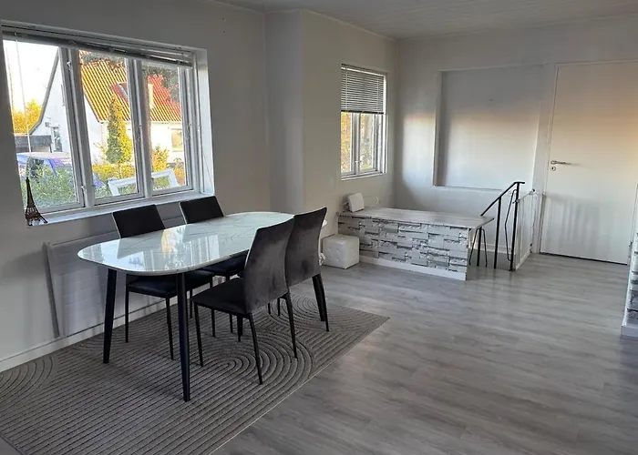 Spacious & Cozy With Open Kitchen Lounge *