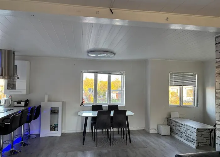 Spacious & Cozy With Open Kitchen Lounge *